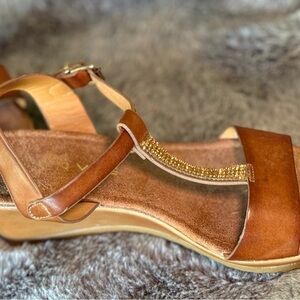 Chic Tan Sandals with Gold Detailing